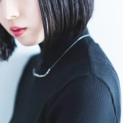 上質なツヤを纏うグレイカラー